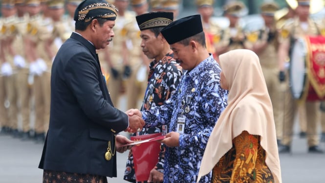 Pj Gubernur Jateng Nana Sudjana di Hari Guru 