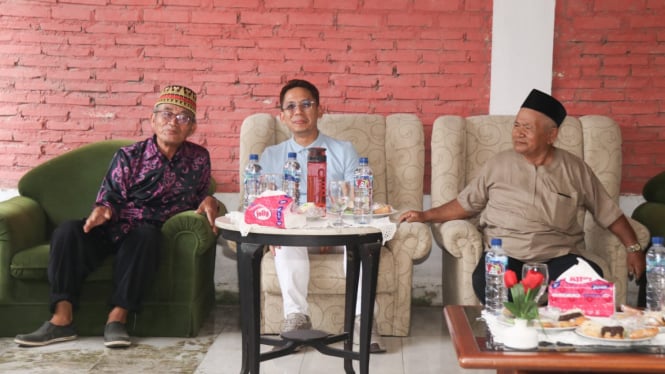 Calon bupati Lampung Selatan, Radityo Egi Pratama (tengah)