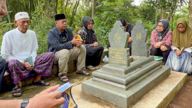 Calon bupati Majalengka Eman Suherman ziarah ke makam orang tua