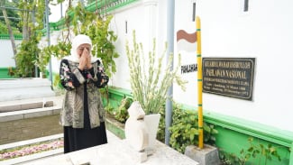 Masa Tenang Pilgub Jatim, Khofifah Ziarah ke Makam Pendiri NU Kiai Wahab Chasbullah-Bisri Syansuri