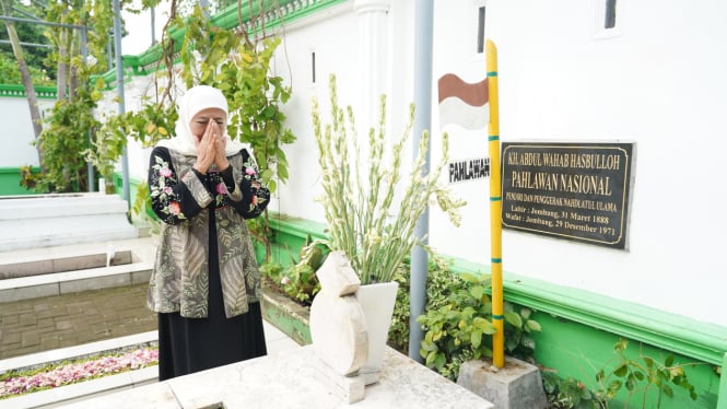 Calon gubernur Jawa Timur Khofifah Indar Parawansa ziarah ke makam pendiri NU