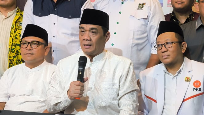 Ketua Tim Pemenang RK-Suswono Ahmad Riza Patria Partai Golkar di Kantor DPD, Jakarta Pusat, Senin 25 November 2024