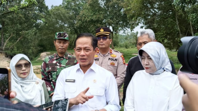 Menteri Lingkungan Hidup/Kepala Badan Pengendalian Lingkungan Hidup (BPLH) Hanif Faisol Nurofik dalam kunjungan kerjanya ke Taman Hutan Raya (Tahura) Sultan Syarif Hasyim Provinsi Riau, Minggu, 24 November 2024.