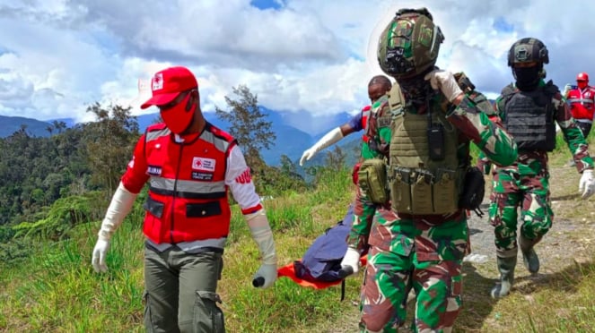 VIVA Militer: Pasukan Buaya Putih Kostrad sedang mengevakuasi jenazah