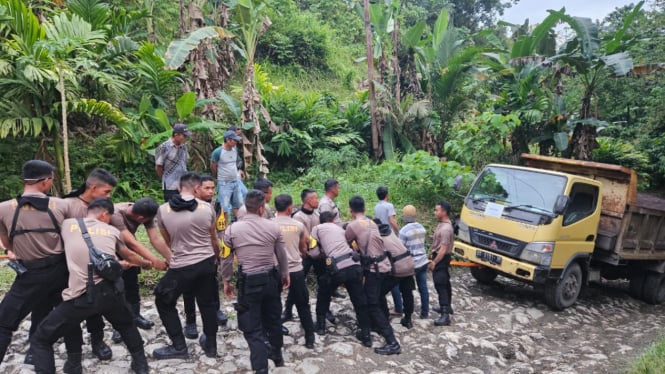 Polisi kawal truk pengangkut logistik Pilkada 2024 lewati jalur pengunungan di Kabupaten Nisel.(dok Polda Sumut)