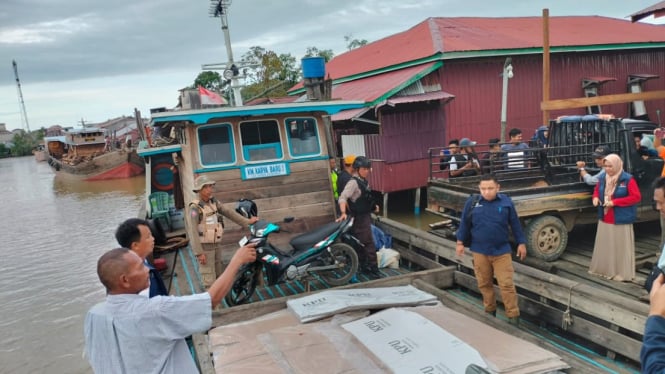 PPK Kecamatan Sadu Bawa Logistik Pilkada 2024 Jalau Air Sungai di Jambi