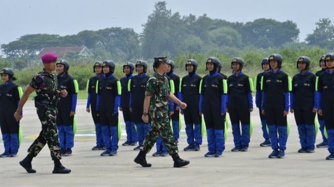 VIVA Militer: Wakasal tutup Latihan Terjun Payung Free Fall prajurit Kowal