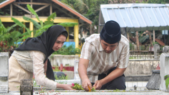 Emil Dardak dan Arumi Bachsin ziarah ke makam leluhur di Trenggalek.