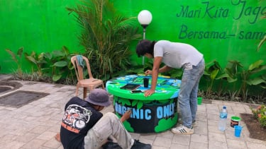 TPS 08 Los jóvenes de Banjar Kertasari Denpasar fabricaron botes de basura decorados con murales.