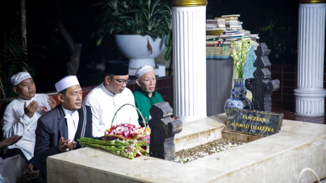 Cagub Jakarta nomor urut 01 Ridwan Kamil saat berziarah ke makam Pangeran Jayakarta di Jakarta Timur, Rabu, 27 November 2024 (sumber: Tim Media RK-Suswono)