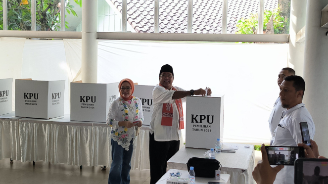 Rano Karno quiere visitar a las personas que están votando junto al colegio electoral alrededor de su casa y a sus nietos.