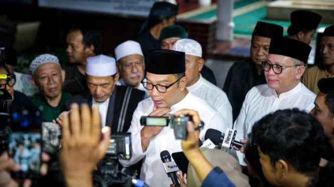 Cagub Jakarta nomor urut 01, Ridwan Kamil usai berziarah di Makam Pangeran Jayakarta di Jakarta Timur, Rabu, 27 November 2024 (sumber: Tim Media RK-Suswono)