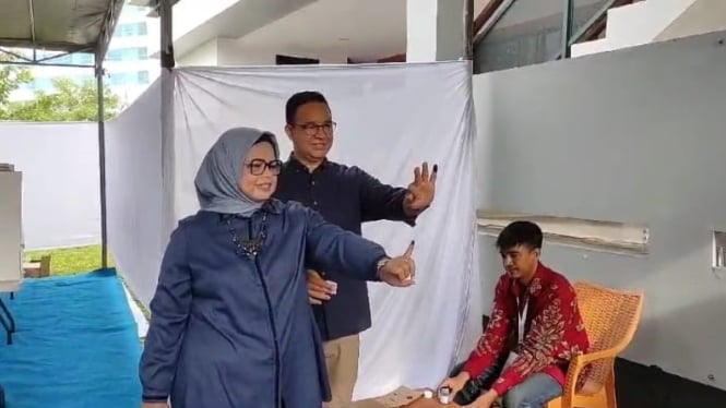 Anies Baswedan dan istri usai mencoblos Pilgub Jakarta