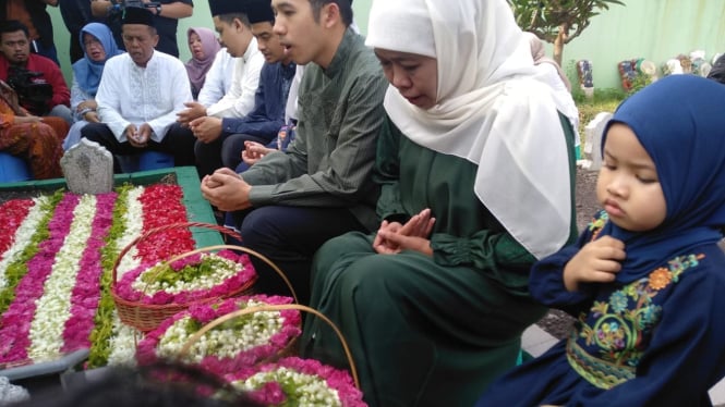 Khofifah Indar Parawansa berziarah ke makam orang tua dan suaminya di Surabaya.