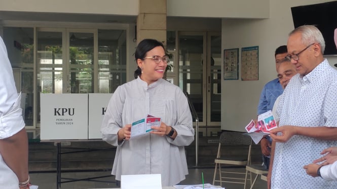 Menteri Keuangan, Sri Mulyani Indrawati saat memberikan hak suaranya di Pilkada 2024.