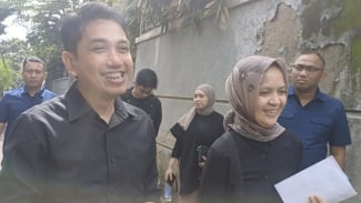 Kun Wardana dan Keluarga Kompak Berbusana Hitam saat Mencoblos Pilkada Jakarta