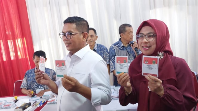 Calon Gubernur Banten Nomor Urut 2, Andra Soni dan istri menggunakan hak pilihnya di TPS 29.