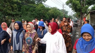 Datang Lebih Pagi, Risma Jalan Kaki ke TPS Dikawal Emak-emak