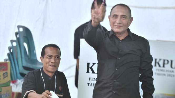 Cagub Sumut, Edy Rahmayadi saat memberikan hak pilihnya di TPS.(B.S.Putra/VIVA)