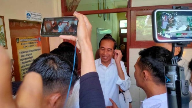 Jokowi mencoblos di TPS 12 Sumber, Kota Solo