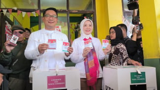 Ditemani Sang Istri, Ridwan Kamil Nyoblos Pilgub Jabar di Bandung