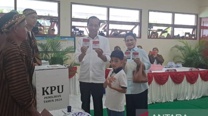 Jokowi dan Iriana Jokowi mencoblos Pilkada 2024 di TPS 012 Kelurahan Sumber