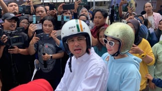 Raffi Ahmad Bonceng Nagita Slavina Naik Motor Vespa Saat Nyoblos di TPS