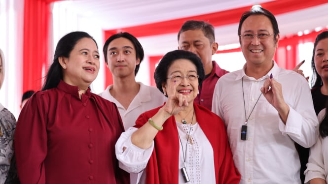 Megawati Ditemani Puan dan Prananda Nyoblos di Kebagusan