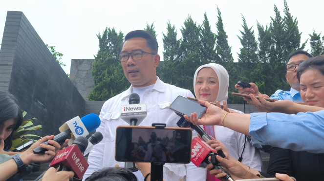 Candidato del gobernador (Kagub) Número de serie de Yakarta 01, Ridwan Kamil está en su Bandung, West Java Residence 