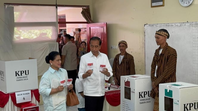 Jokowi dan Iriana tunjukkan surat suara