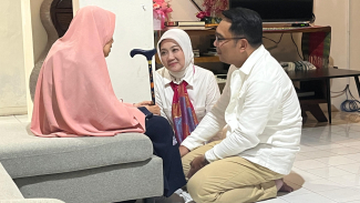 Ridwan Kamil Sungkeman-Minta Doa Restu Ibu sebelum Pantau Quick Count di Jakarta