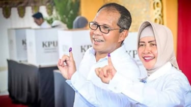 Calong Gubernur Sulsel Nomor Urut 1, Danny Pomanto menyalurkan hak pilihnya di TPS Kota Makassar didampingi sang istri, Indira Yusuf Ismail. 