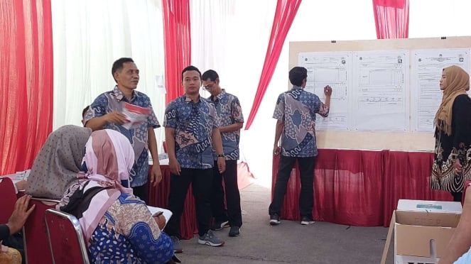 Conteo de votos en TPS 29, Paninggilan, Ciledug, ciudad de Tangerang.