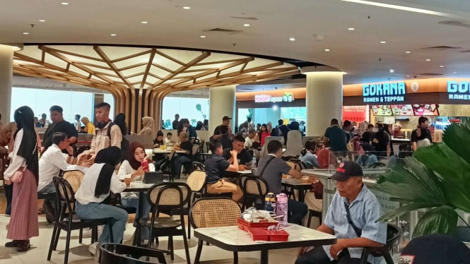 Suasana Food Court Margo City Mall pada hari Pilkada