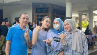 Ayu Ting Ting dan Keluarga Kompak Pakai Baju Nuansa Biru Saat Nyoblos ke TPS