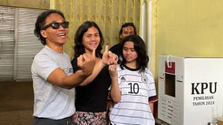 Bareng Istri dan Anak, Kaka Slank Gunakan Hak Pilihnya di Pilkada 2024