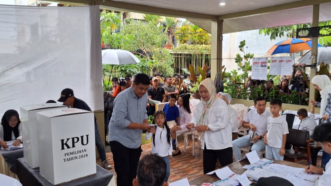 El candidato a gobernador de Sumatra del Norte, Bobby Nasution, cuando emite su voto en TPS 15. (BSPutra/VIVA)