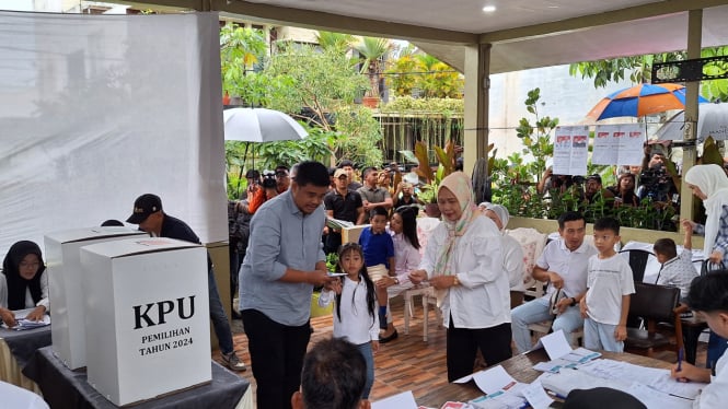 Cagub Sumut, Bobby Nasution saat memberikan hak pilihnya di TPS 15.(B.S.Putra/VIVA)