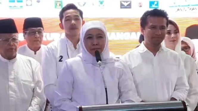 Khofifah Indar Parawansa dan Emil Dardak di posko pemenangan di Surabaya.