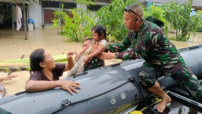 VIVA Militer: Prajurit Marinir Yonmarhanlan I Belawan bantu korban banjir Medan