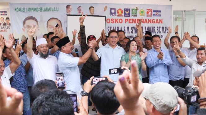 Cabup Lampung Selatan Radityo Egi Pratama dan para relawan.