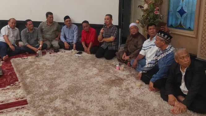 Calon Gubernur Kalbar Ria Norsan mengucapkan terimakasih kepada para tim sukses dan pendukungnya, saat gelar doa bersama di kediamannya di Jalan Pangeran Nata Kusuma, Pontianak, Kalimantan Barat, Rabu 27 November 2024.