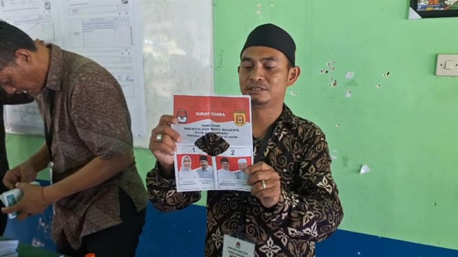 Ketua KPPS di TPS 03 Komet, Kecamatan Banjarbaru Utara menunjukkan surat suara tidak sah