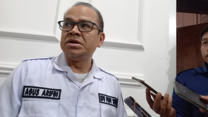 Ketua KPU Sumut, Agus Arifin saat memberikan keterangan di Kantor KPU Sumut, Kota Medan.(B.S.Putra/VIVA)