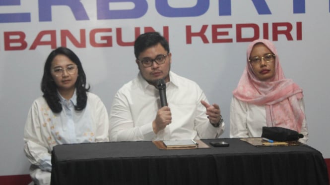 Hanindhito Pramana dan Dewi Mariya Ulfa konferensi pers Pilbup Kediri.