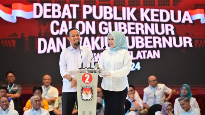 Pasangan calon Gubernur Sulsel nomor urut 2, Andi Sudirman Sulaiman dan Fatmawati Rusdi, mengikuti debat kedua Pilkada Sulsel.  