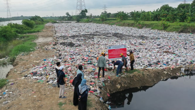 Kementerian Lingkungan Hidup dan Kehutanan (KLH) melalui Tim Penegakan Hukum Lingkungan Hidup (Gakkum) menyegel lokasi pembuangan sampah ilegal di RW 09, Desa Muara Bakti, Kecamatan Babelan, Kabupaten Bekasi, pada Jumat, 22 November 2024.