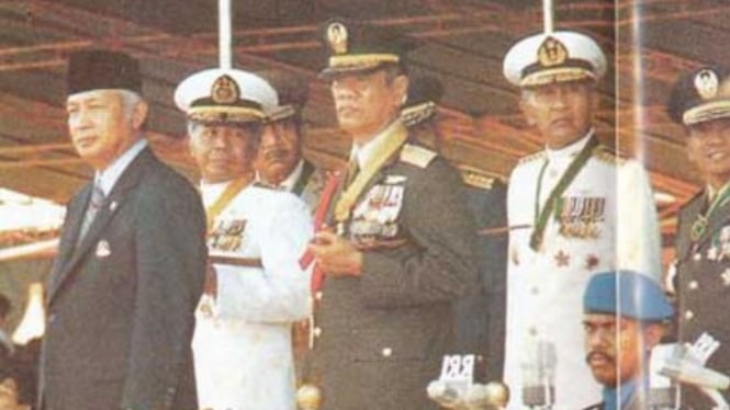 Jenderal (Purn) Andi Muhammad Jusuf Amier, seragam TNI AD di belakang Soeharto