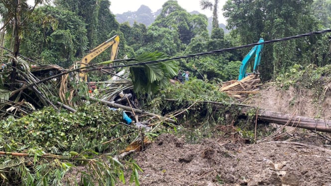 Tim SAR gabungan saat melakukan evakuasi korban tanah longsor di Kabupaten Deliserdang.(istimewa/VIVA)