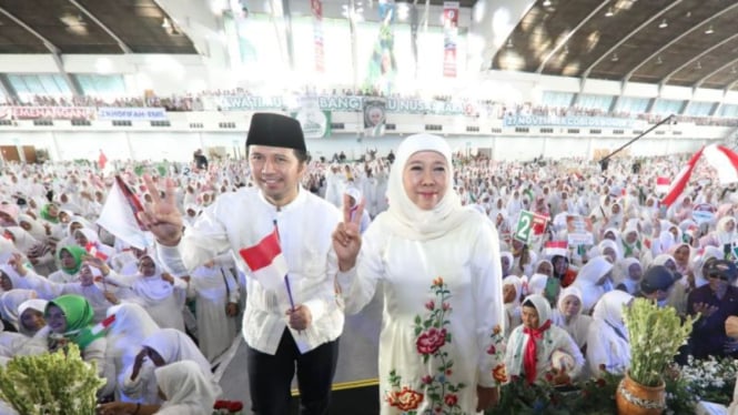 Pasangan calon gubernur dan wakil gubernur Jawa Timu Khofifah Indar Parawansa-Emil Elestianto Dardak menggelar kegiatan "Dzikir, Shalawat dan Doa Menyambut Kemenangan Khofifah-Emil" di Surabaya, Sabtu, 23 November 2024.